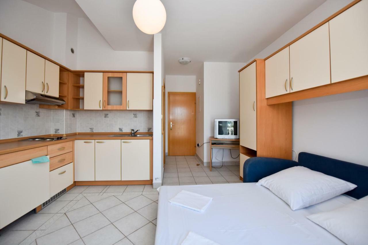 Milka Appartements Stara Novalja Esterno foto